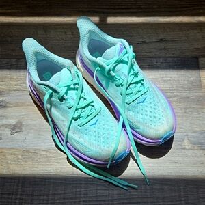 NWOT Womens Hoka Clifton 8 sneakers